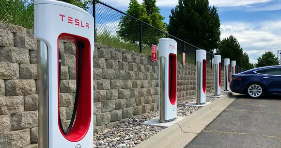 Cu mașina electrică pe autostradă - Apar primele stații de încărcare pe A1 și A2