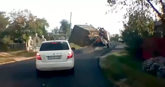 Video: Un camion se răstoarnă în curbă! Internauții dau vina pe vehicul, nu pe șofer