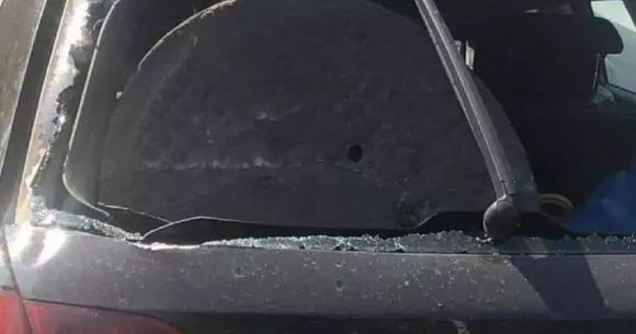 Cum şi-a găsit un şofer din Bucureşti maşina după ce un "obiect misterios" a aterizat pe lunetă