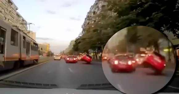 Depășire pe două roți, în București. Un șofer a devenit cascador fără să vrea