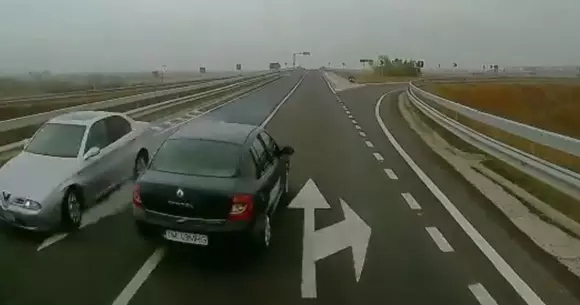 Depăşire la limita nebuniei pe Autostrada Timisoara – Arad (Video)