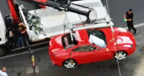 Un Ferrari parcat neregulamentar a fost ridicat de polițiști, în București