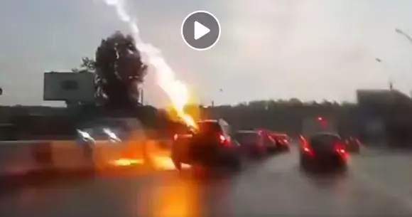 Mașină lovită de fulger, de două ori în câteva secunde ( Video)