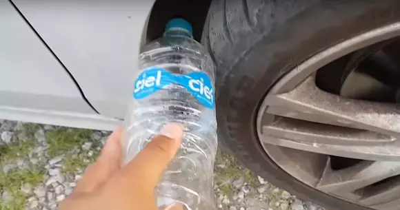 Metodă nouă de furt: de ce se pune o sticlă de plastic la roata mașinii