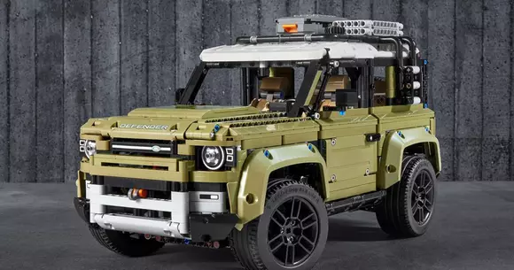 Acest Land Rover Defender este de 300 de ori mai ieftin decât originalul