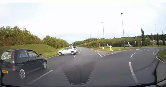 Parcare laterală din mers - Acrobația accidentală a unei mașini în sensul giratoriu