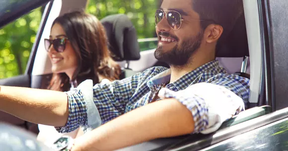 Ochelarii de soare perfecți pentru condus: ghid de bună purtare