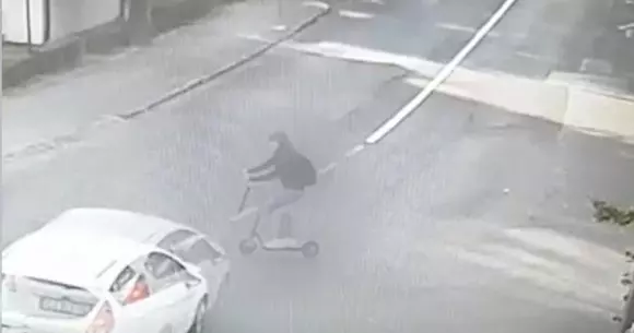 O tânără aflată pe o trotinetă electrică a ajuns în fața unei mașini (Video)