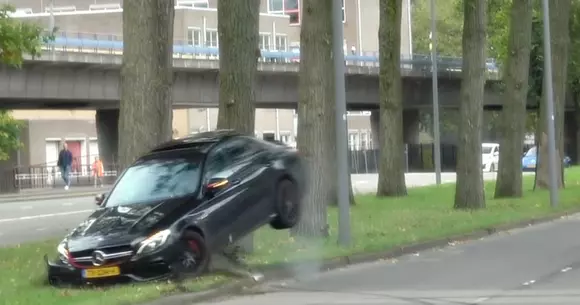 A vrut să facă drift, dar și-a bătut joc de 94.000 de euro (VIDEO)