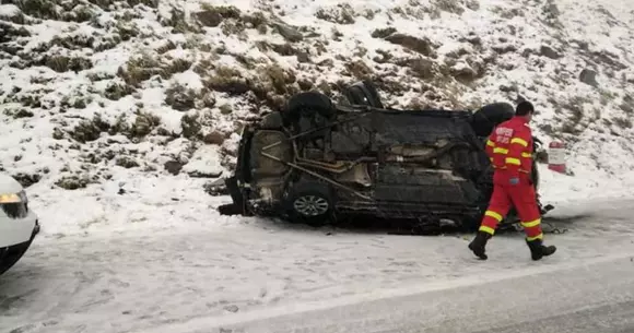 O mașină s-a prăbușit de la o înălțime de 40 de metri pe Transfăgărășan
