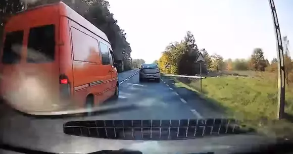 Depăşire la limita demenţei în Maramureş! Te şi miri că a supravieţuit cineva (Video)