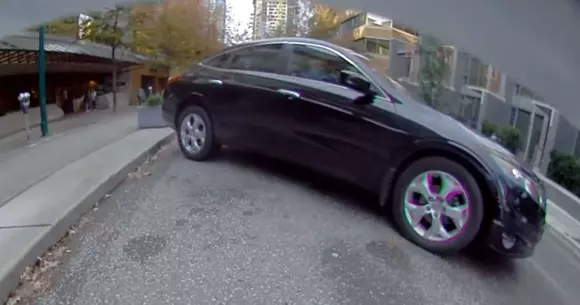 Parcare laterală cu... răsturnare. Pietonii s-au salvat la timp (VIDEO)