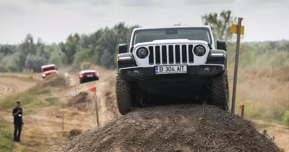 Jeep Adventure Day: demonstrație off-road pe circuitul TCS Racing Park