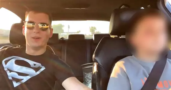 Copil de 10 ani, filmat la Oradea în timp ce conduce un bolid: ”Accelerează! Gata, că mi-e frică cu tine”