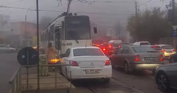 O şoferiţă din Bucureşti care depăşea pe linia de tramvai a produs clipul anului
