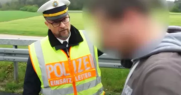 Gest interpretabil al unui polițist: „Vrei să vezi oameni morți? Hai să ți-i arăt!” (VIDEO)