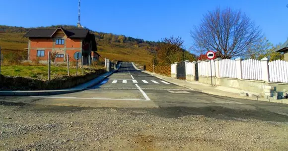 Strada asfaltată și marcată care duce spre nicăieri