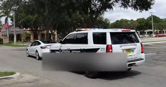 Tesla Model 3 merge singură, încalcă legea, este oprită de poliție (VIDEO)