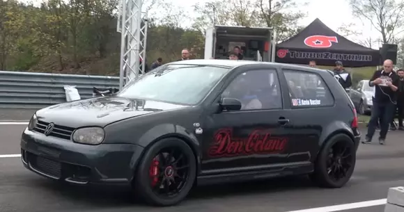 Volkswagen Golf R32 cu 1.166 CP la roată ne arată ce poate să facă (VIDEO)