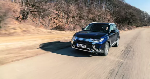 Mitsubishi Outlander 2.0 4WD CVT - SUV + benzină? Funcționează!