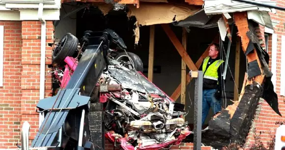 Direct în topul celor mai ciudate accidente: un Porsche a zburat de pe stradă direct la etajul unei vile