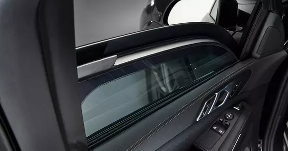 BMW ironizează Tesla: „are geamuri cu protecție împotriva cioburilor”. La ce model nou se referă