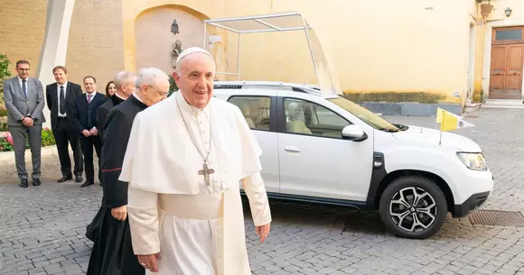 Sfânta Dacia: Suveranul Pontif primește un cadou original de la Renault