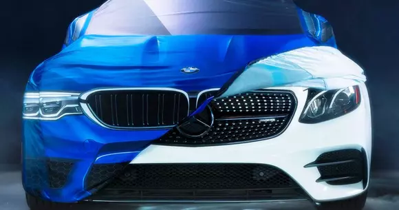 Înțepături de Halloween: BMW atacă Mercedes, primește o replică dură