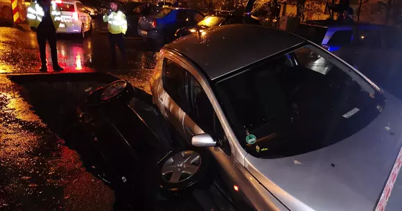 “Depresiunea RADET” din București a înghițit două mașini