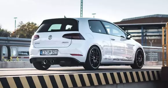 Acest VW Golf este atât de rapid încât își dă vitezometrul peste cap! (VIDEO)