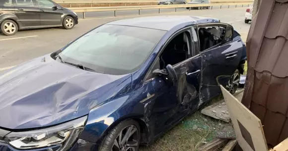 Acest accident ne pune pe gânduri: șoferul a avut noroc sau ghinion? (Video)