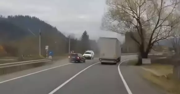 Reacția unui șofer după o depășire sinucigașă: „Da, îl omoram pe ăla, care-i problema?” (VIDEO)