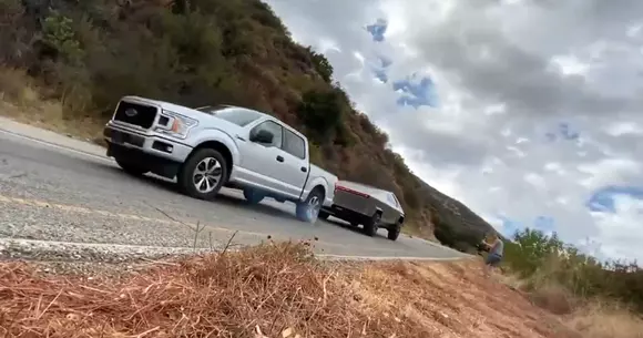 Tesla Cybertruck își arată supremația printr-o întrecere cu Ford F-150 (VIDEO)