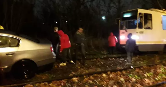 O șoferiță din București a blocat traficul tramvaielor în Pipera. „Cum, Doamne iartă-mă, o fi ajuns acolo?”