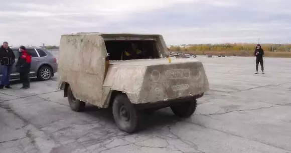 Așa arată o mașină beton! Test de impact cu un UAZ cimentat (VIDEO)