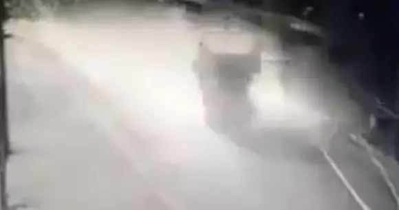 Un şofer este aruncat din maşină în timpul unui accident petrecut la Craiova. Ce a urmat după e ireal (Video)