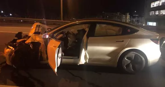 Accident pe pilot automat: încă o mașină de poliție o încasează de la Tesla Model 3