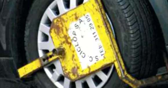 Este blocarea roţilor în parcările supermarketurilor legală? Ce spun poliţiştii şi cine are dreptul să facă acest lucru