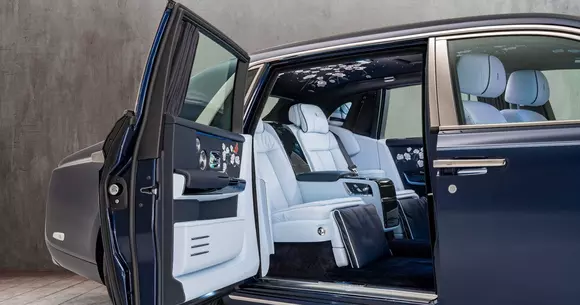 Broderia, ridicată la la rang de artă: cum arată Rolls-Royce Rose Phantom