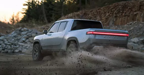 Rivian R1T este prima mașină din lume care poate întoarce ca un tanc: în loc (VIDEO)