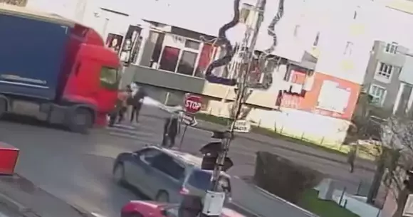Scene uluitoare la Fălticeni: şoferul unui camion trece printre oamenii aflaţi pe trecerea de pietoni (Video)
