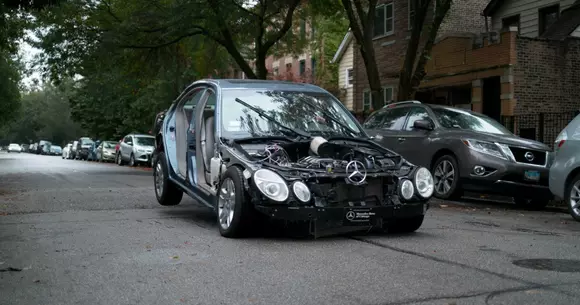 Ce se întâmplă cu mașina atunci când lovești un limitator de viteză (VIDEO)