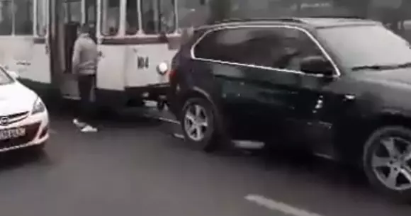 Şi totuşi de ce posesorii de BMW iubesc atât de mult mersul pe linia de tramvai? (Video)