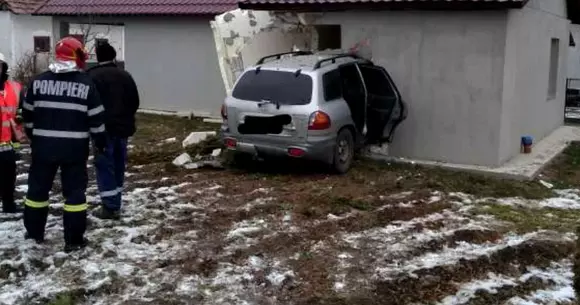 O șoferiță cu vechime de o lună a distrus o casă