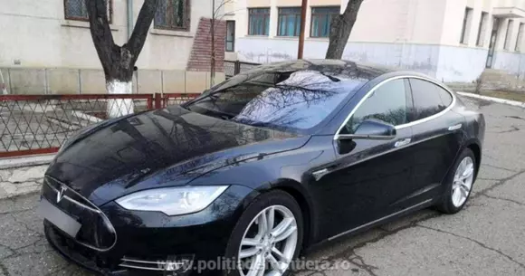 Poliția a confiscat la Iași o Tesla Model S pentru că aparent nu era a șoferului