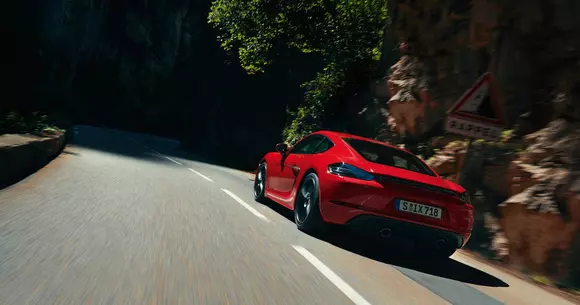 Porsche lansează două modele în gama de mașini cu motor central: 718 Cayman GTS 4.0 și 718 Boxster GTS 4.0