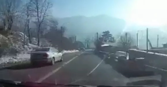 Acest șofer cu BMW ne arată cum nu trebuie să conducem pe drumurile din România (Video)