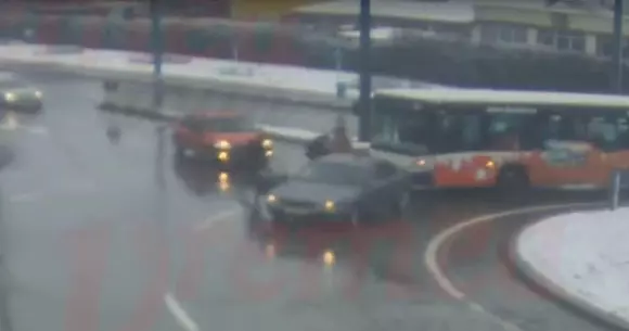 Bătaie în trafic între un șofer de autobuz și un smecher cu BMW (Video)