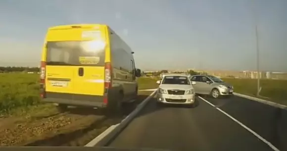 Inepții în trafic - câte accidente pot avea loc într-un singur minut?