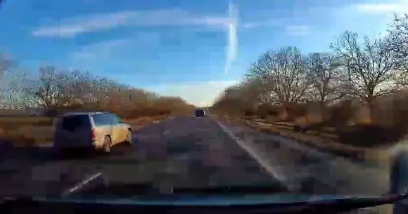 O șoferiță dementă cu VW Passat e căutată de șoferul pe care era să-l omoare (Video)